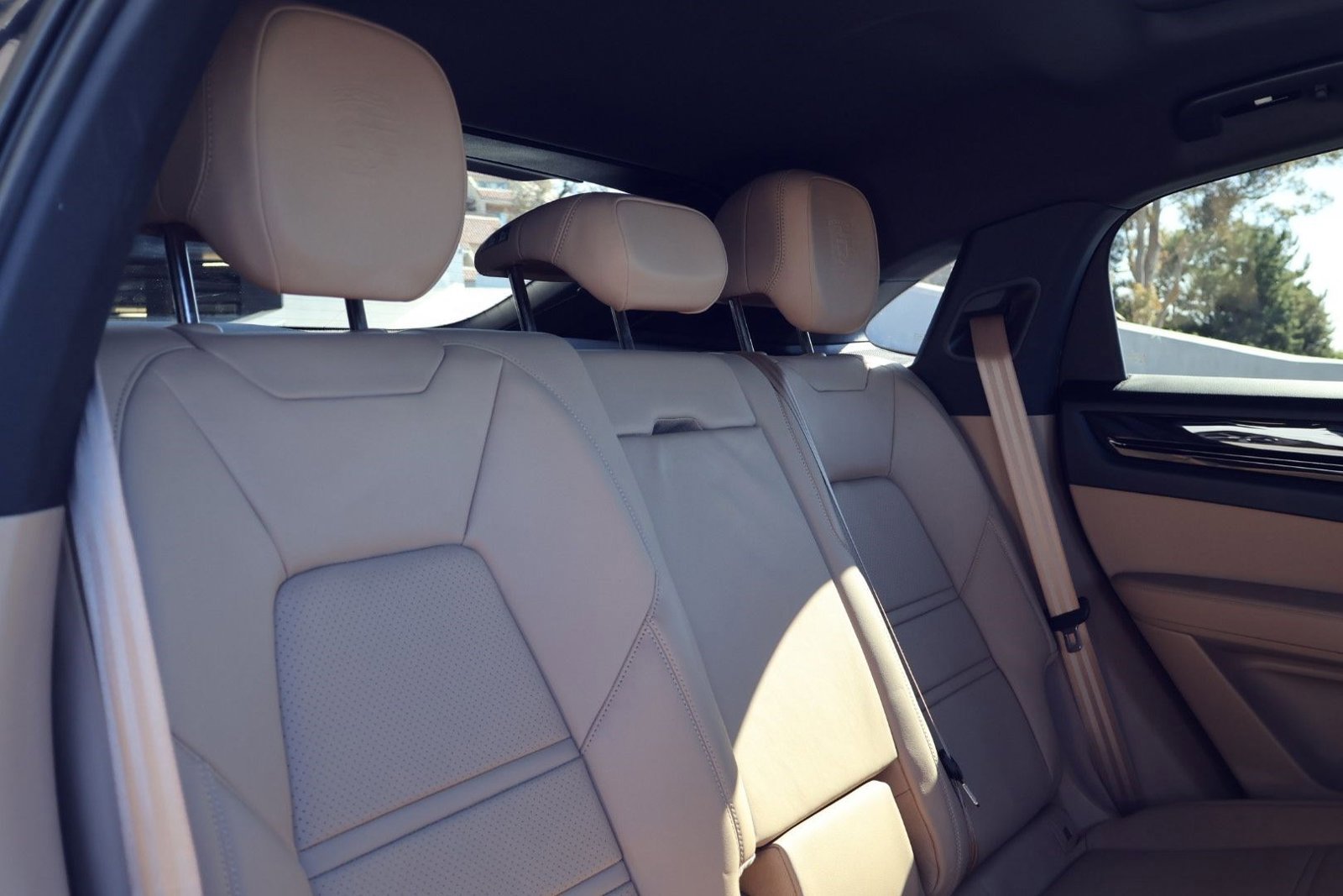 Certified 2023 Porsche Cayenne Platinum Edition image 23