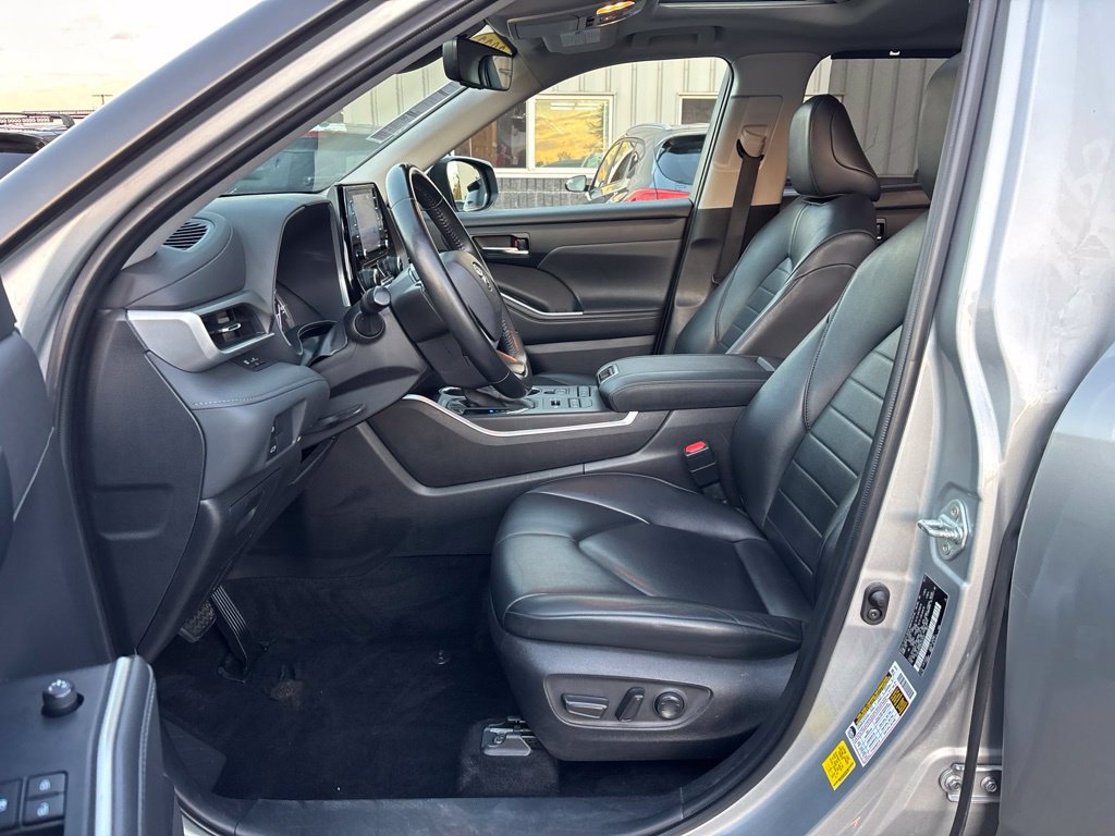 Used 2022 Toyota Highlander XLE AWD/4WD image 19
