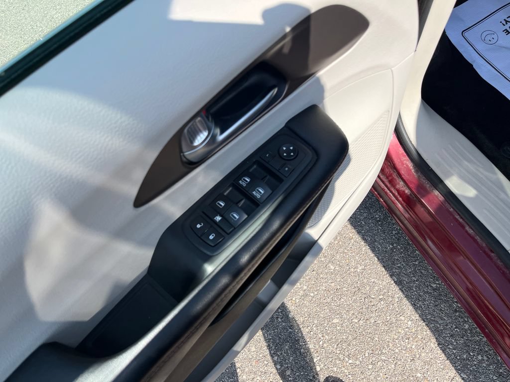 Used 2018 Chrysler Pacifica L FWD image 13
