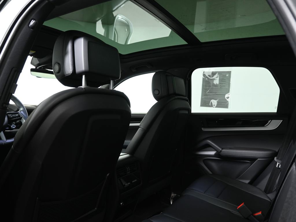 Used 2025 Porsche Cayenne image 35