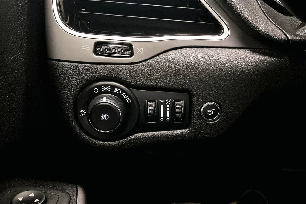 Used 2019 Jeep Cherokee Limited AWD/4WD image 15