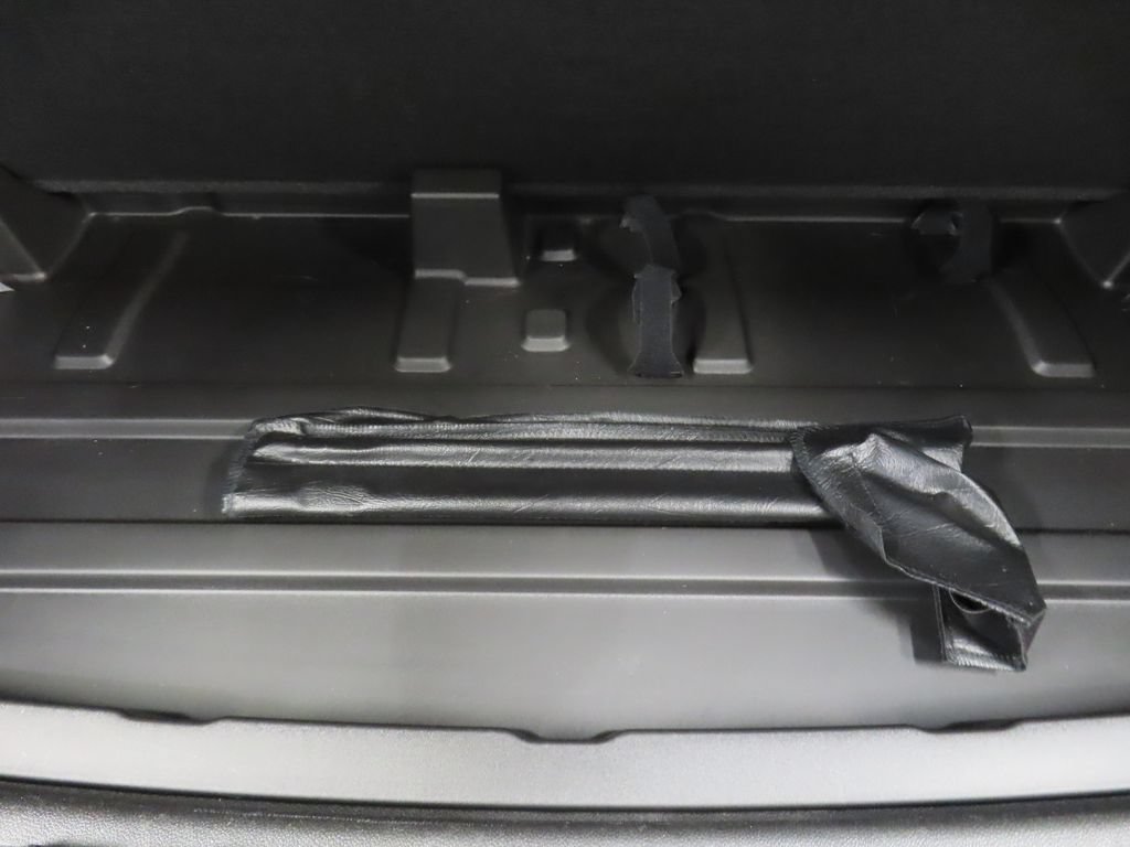 Used 2024 GMC Yukon SLT w/ SLT Luxury Package AWD/4WD image 45
