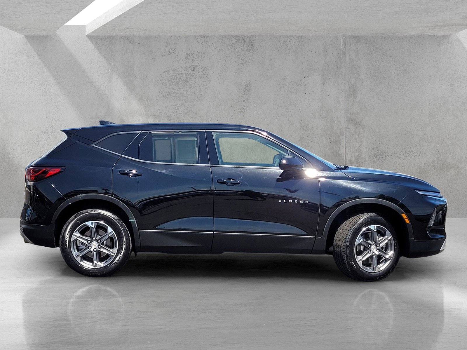 Used 2025 Chevrolet Blazer LT AWD/4WD image 3