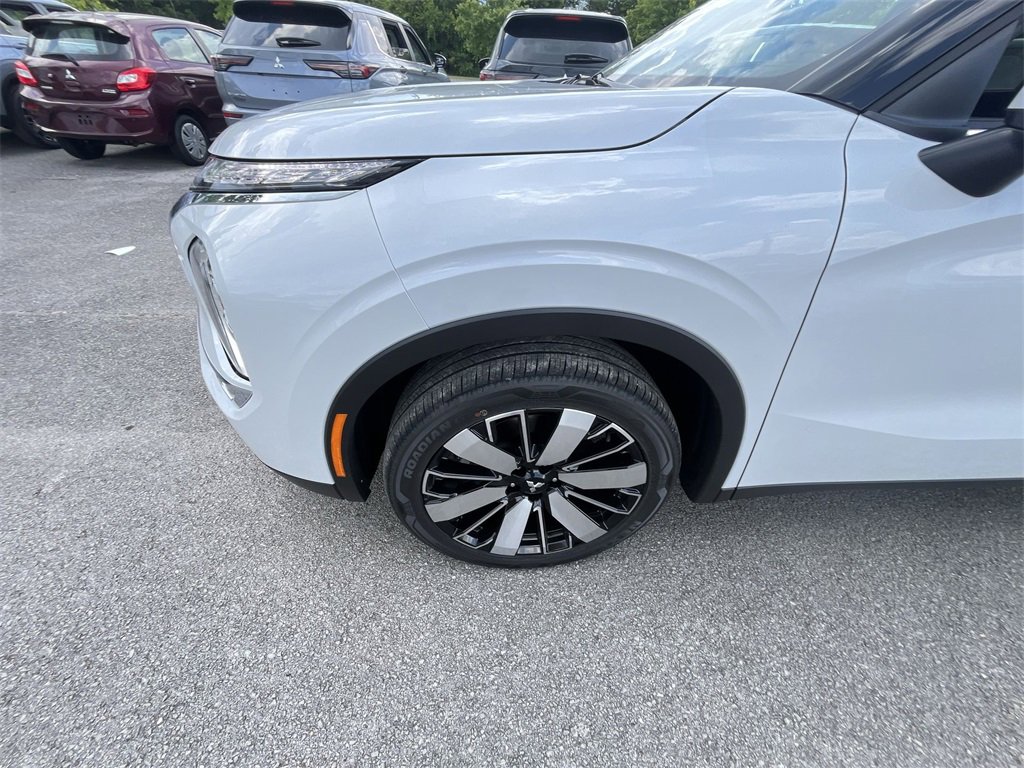 New 2025 Mitsubishi Outlander SE image 10