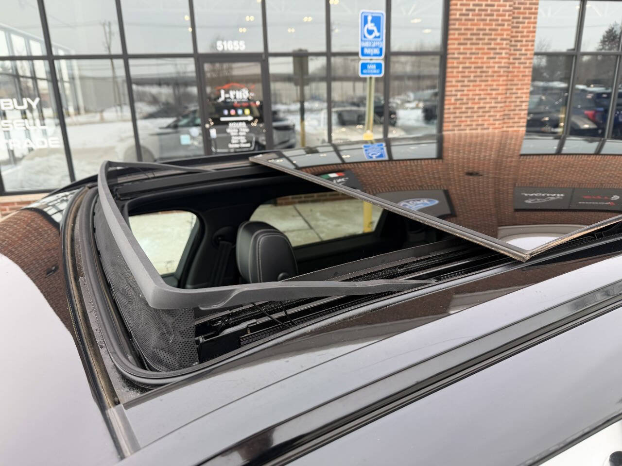 Used 2018 Land Rover Range Rover Velar R-Dynamic SE image 32