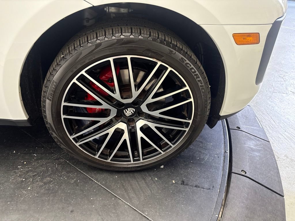 Certified 2024 Porsche Macan S AWD/4WD image 17