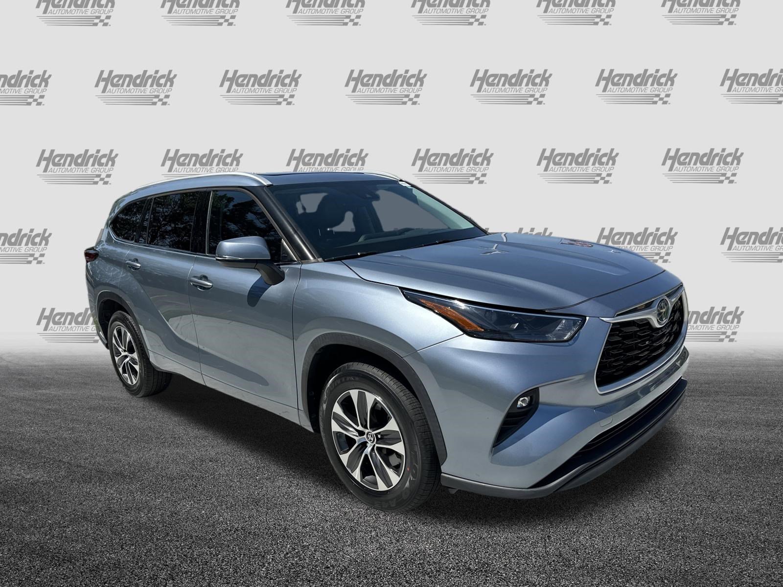 Used 2022 Toyota Highlander XLE FWD image 2