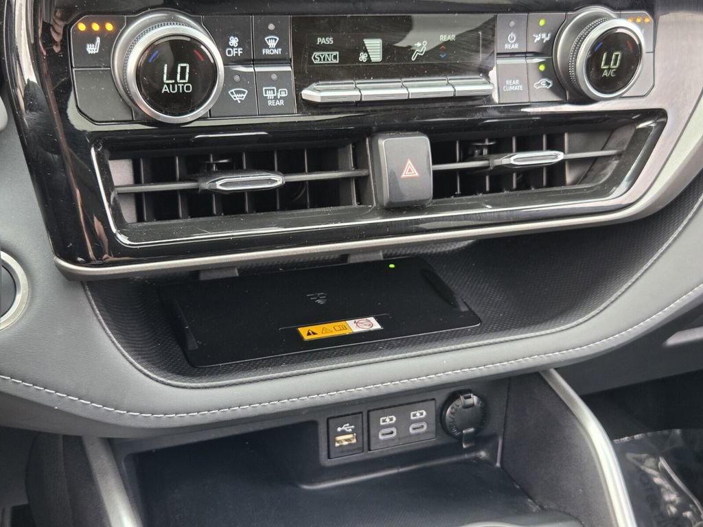 Used 2025 Toyota Highlander XLE image 19
