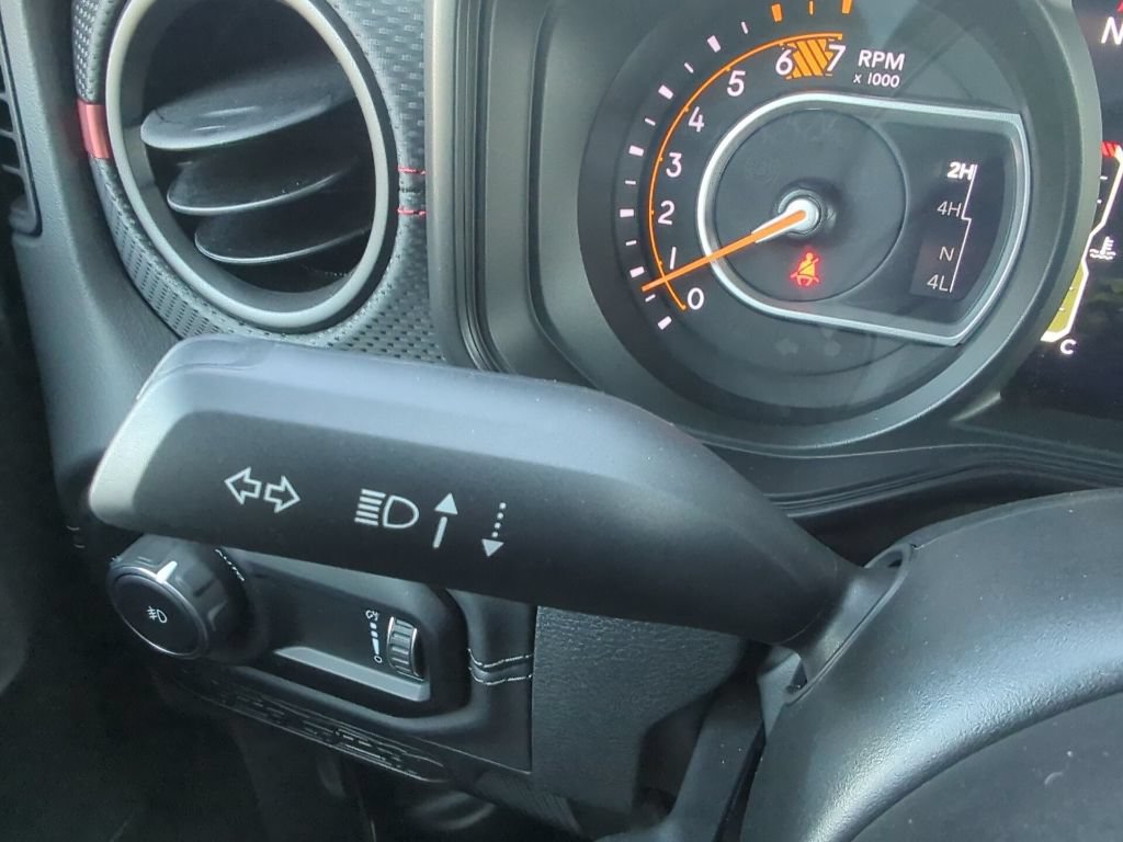 Used 2025 Jeep Wrangler Unlimited Rubicon w/ Convenience Group AWD/4WD image 34