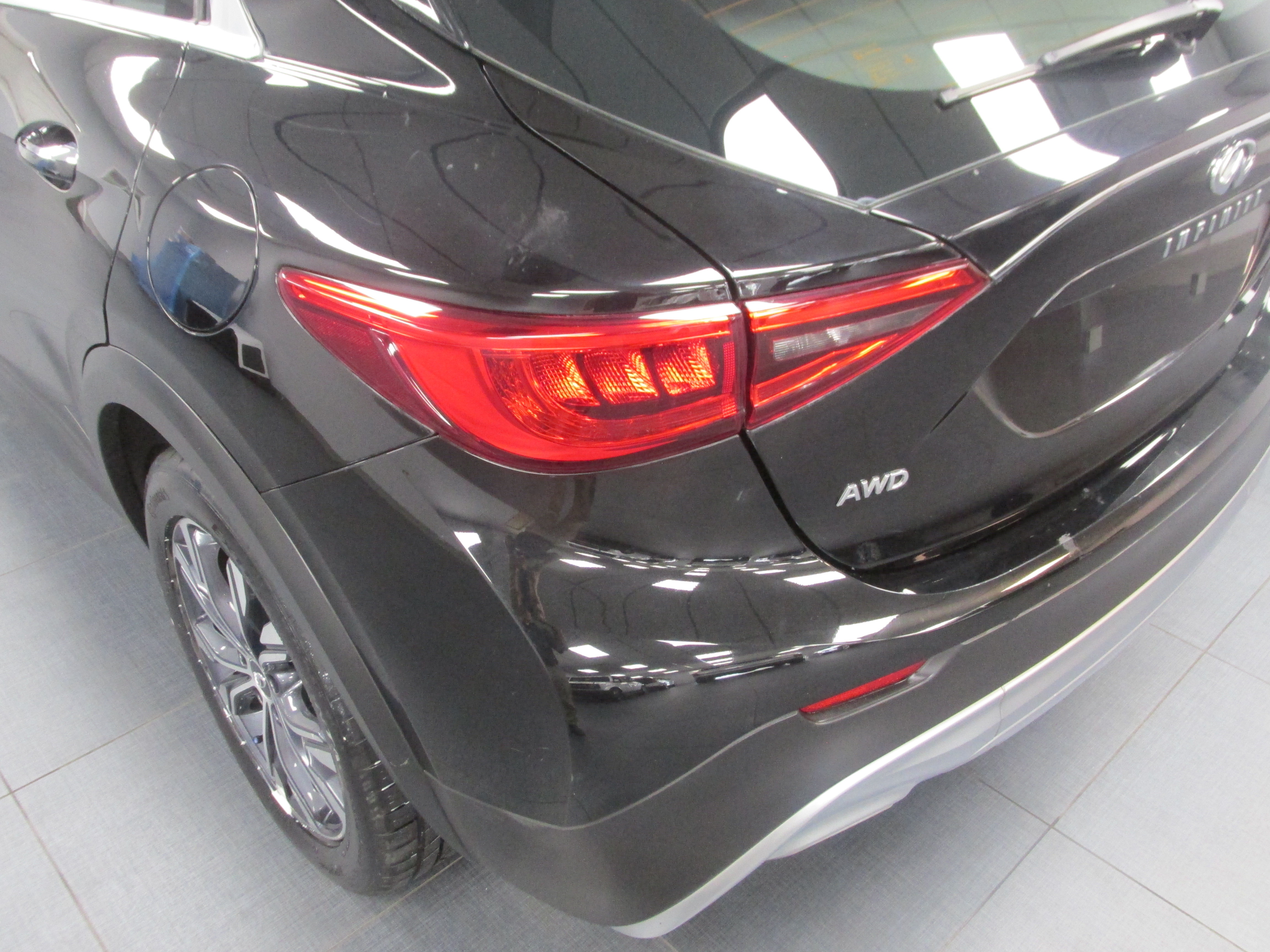 Used 2017 INFINITI QX30 AWD image 12
