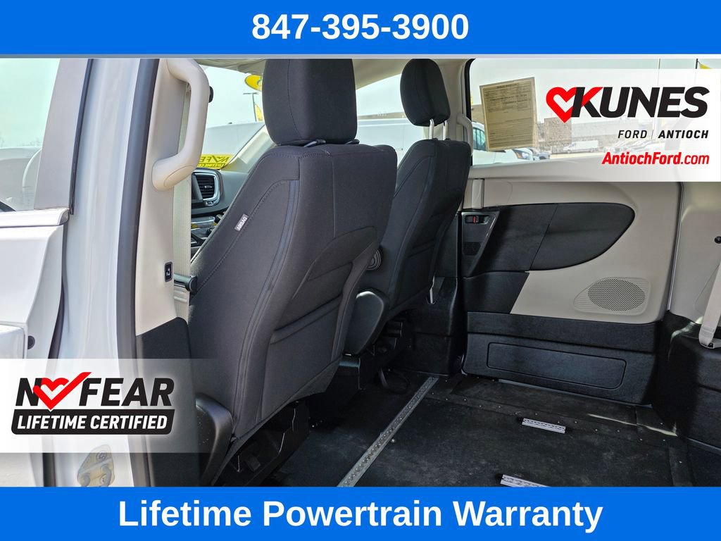 Used 2023 Chrysler Voyager LX image 20