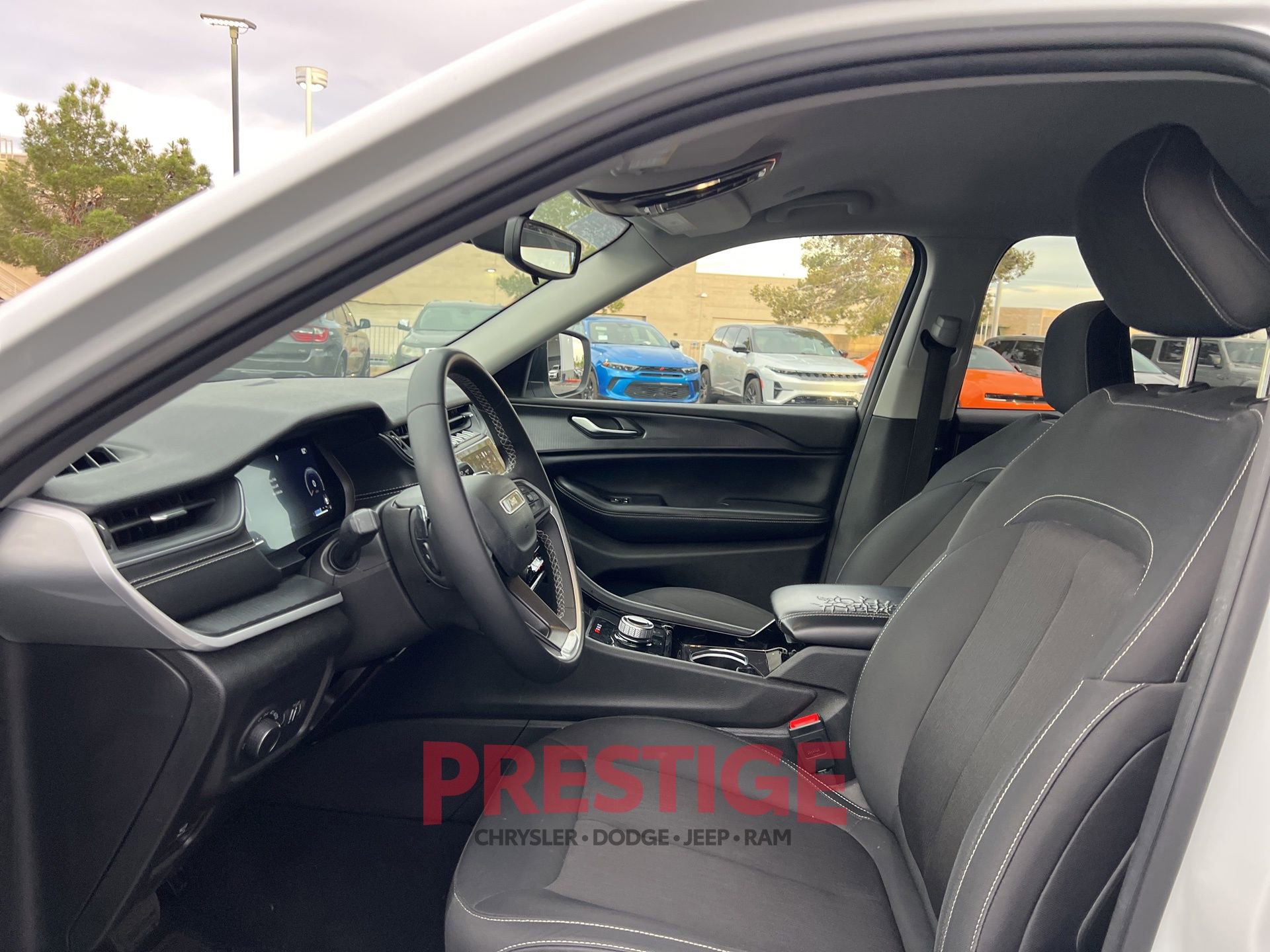 Used 2023 Jeep Grand Cherokee L Laredo image 27