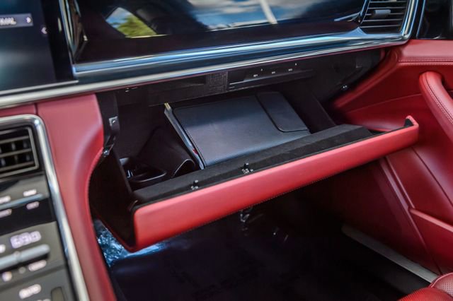 Used 2020 Porsche Panamera image 33