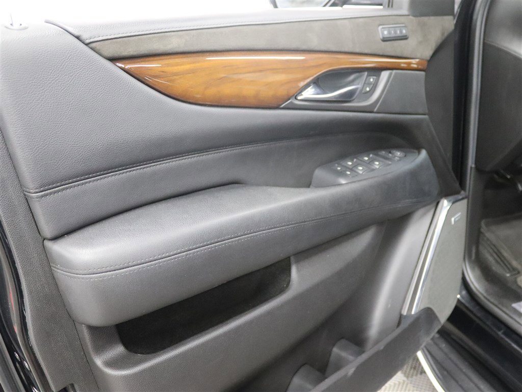 Used 2018 Cadillac Escalade ESV Luxury AWD/4WD image 13