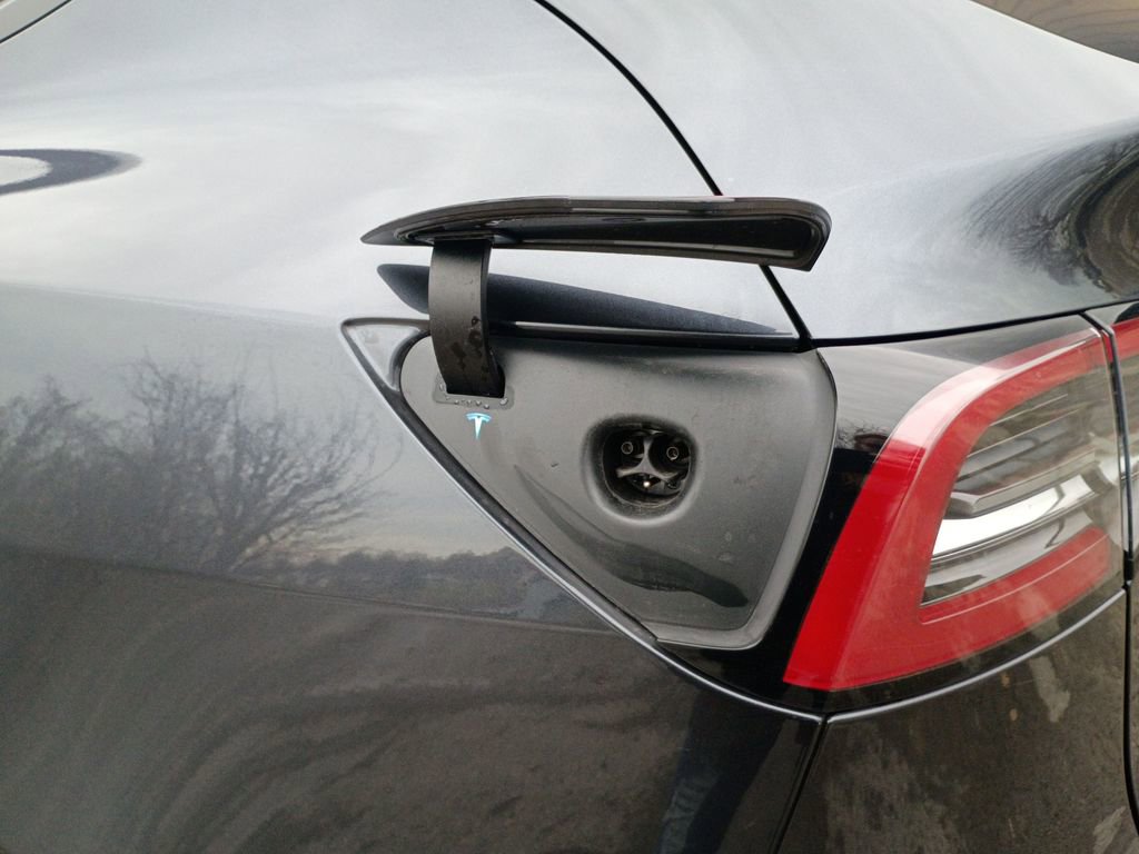 Used 2025 Tesla Model Y Long Range image 37