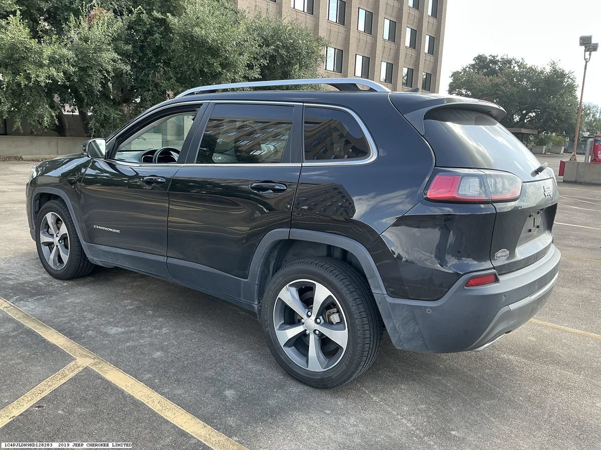 Used 2019 Jeep Cherokee Limited w/ Technology Group FWD image 5