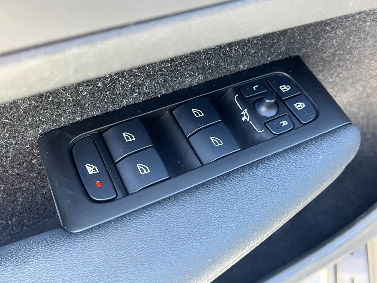 Used 2022 Volvo XC40 T5 R-Design w/ Advanced Package image 25