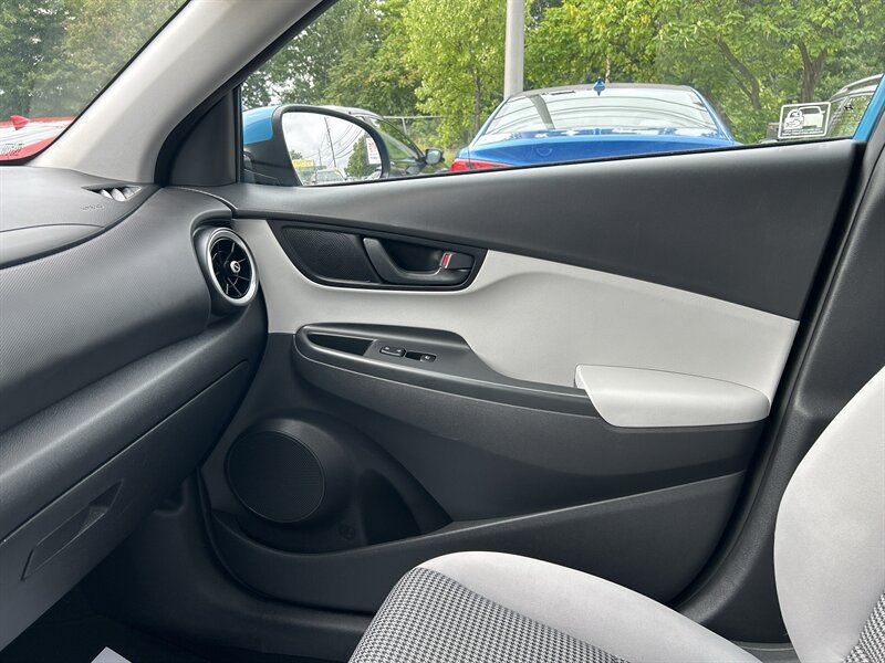 Used 2022 Hyundai Kona SE AWD/4WD image 12