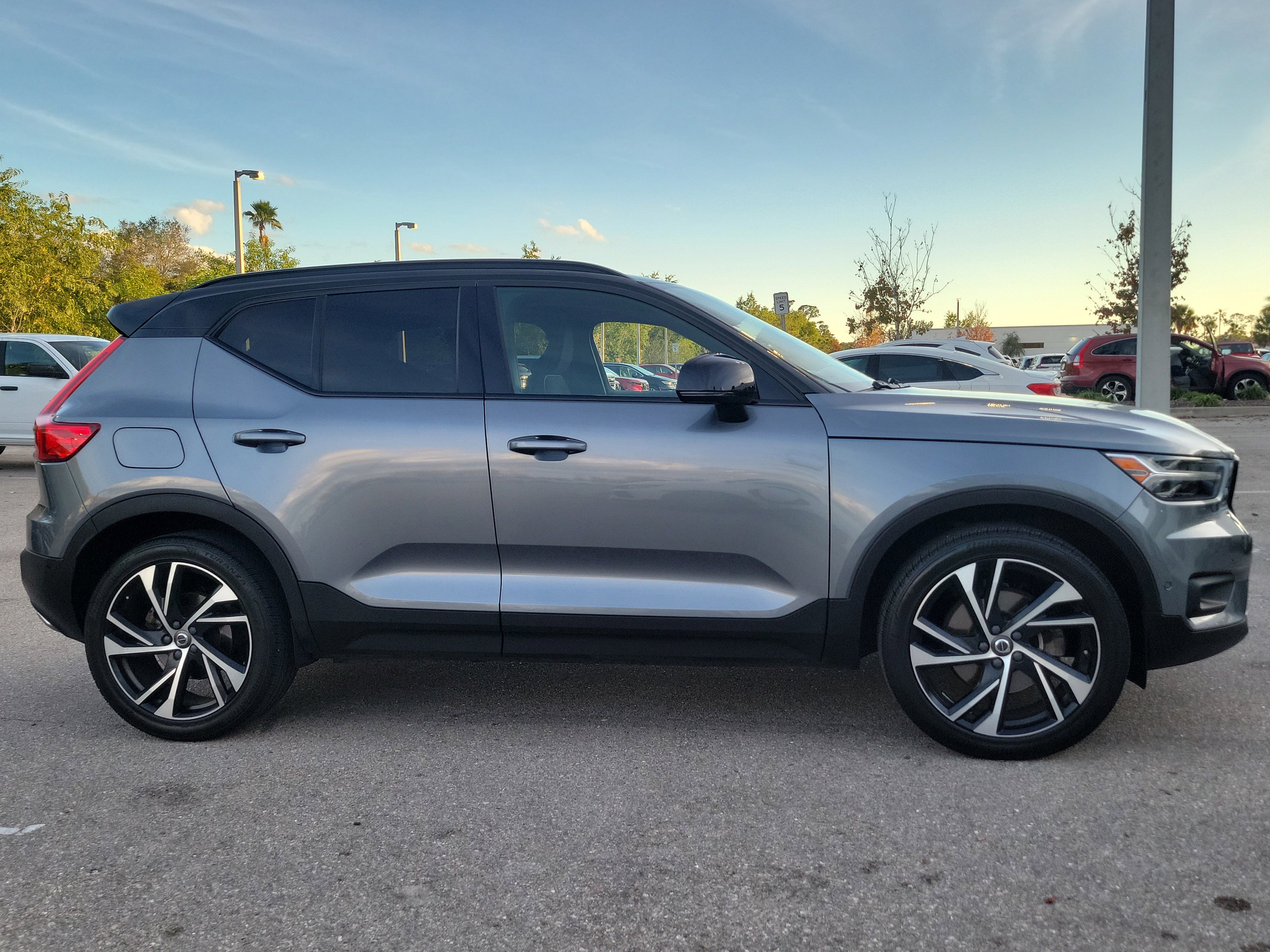 Used 2019 Volvo XC40 T5 R-Design image 3