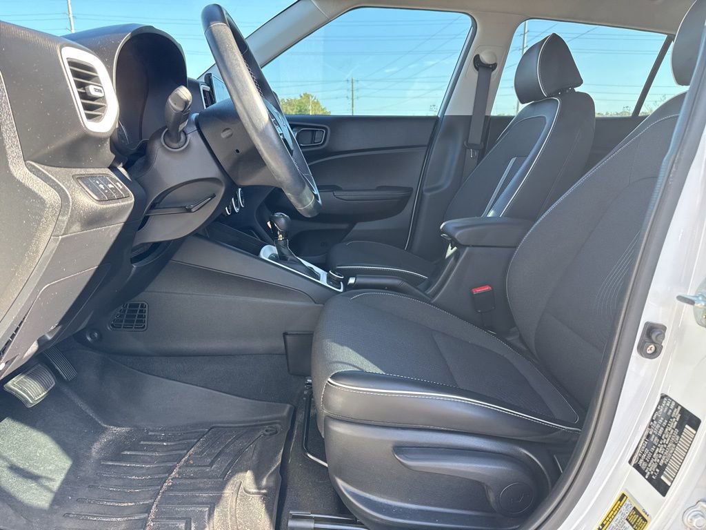 Used 2022 Hyundai Venue Limited image 6