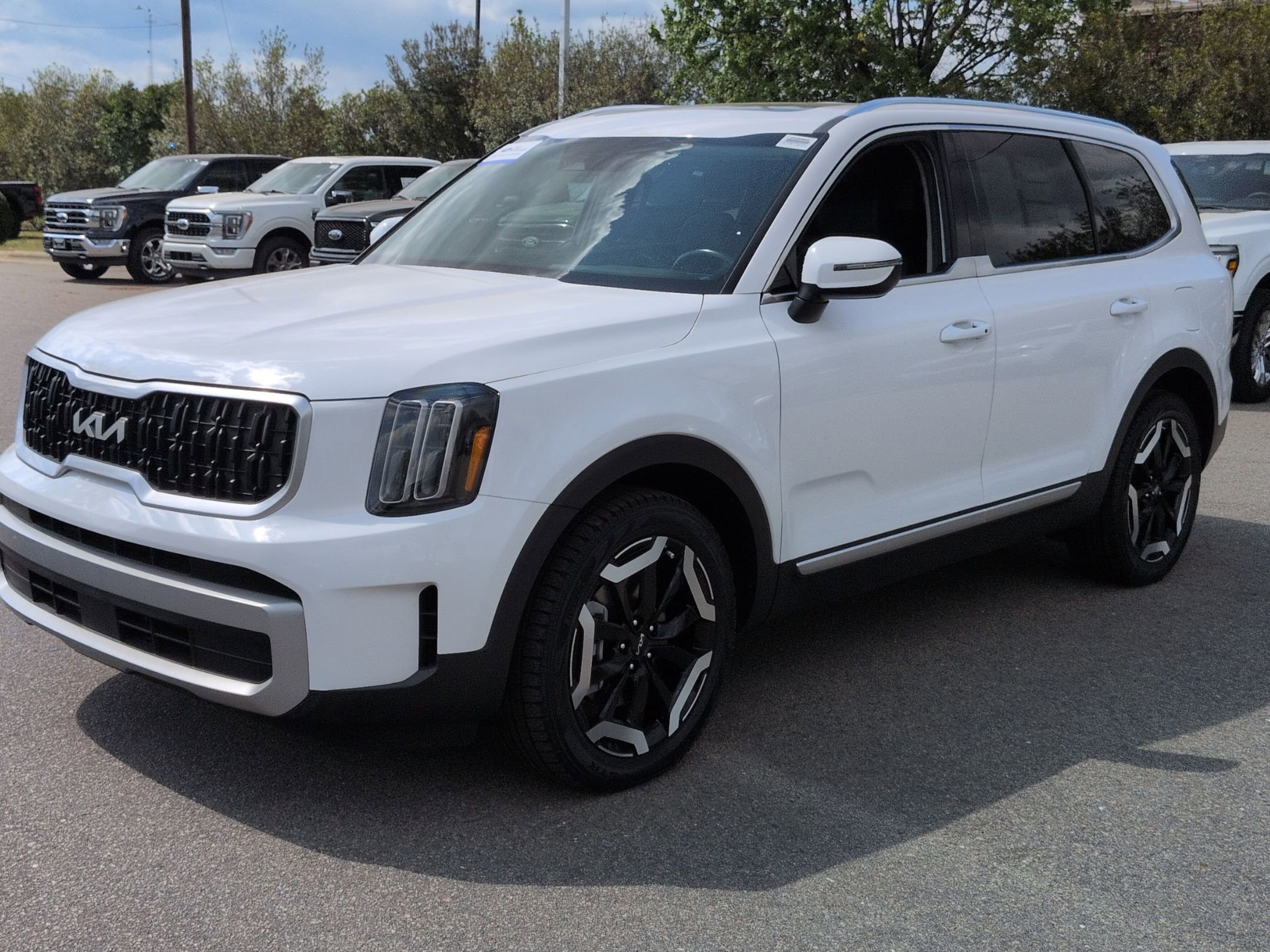 Used 2024 Kia Telluride EX w/ EX Captain's Chair Package FWD image 8