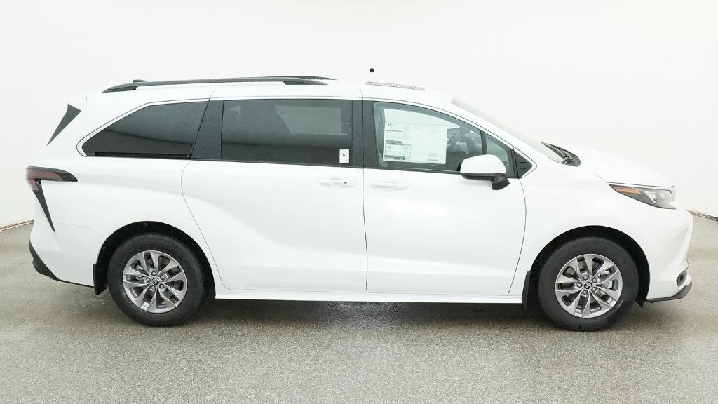 New 2026 Toyota Sienna XLE FWD image 4