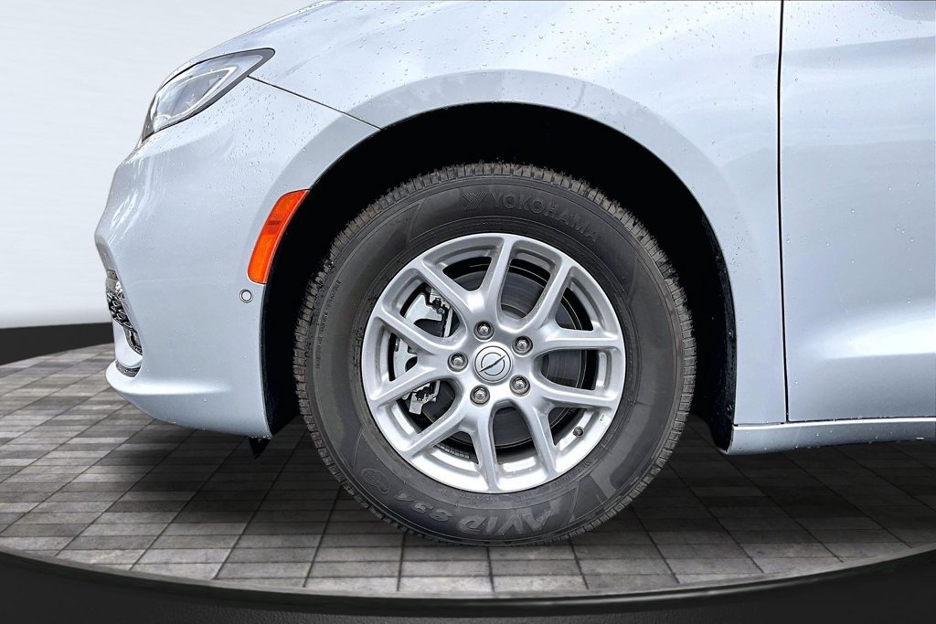 Certified 2026 Chrysler Pacifica Select FWD image 32