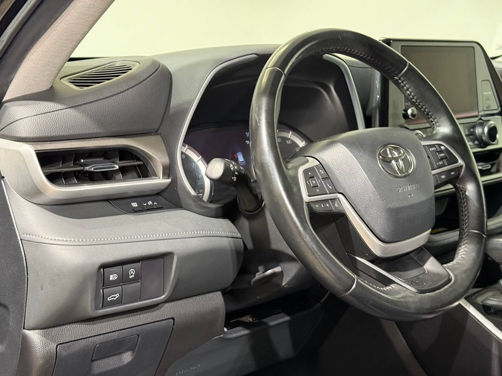 Certified 2024 Toyota Highlander XLE AWD/4WD image 17