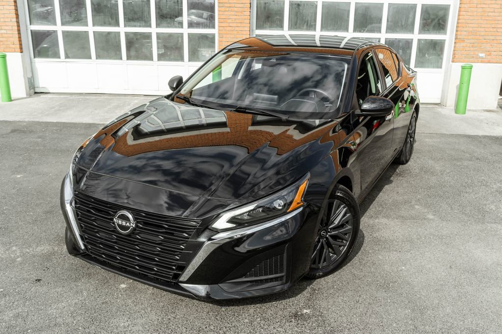 Used 2024 Nissan Altima 2.5 SV image 2