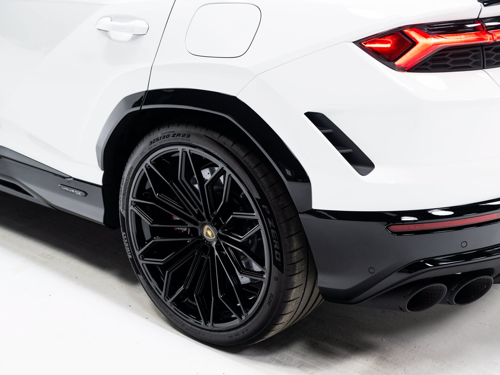 Used 2025 Lamborghini Urus SE AWD/4WD image 32
