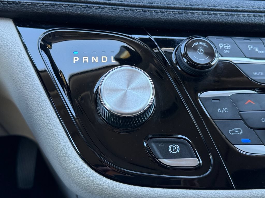 Used 2018 Chrysler Pacifica Limited w/ Tire & Wheel Group FWD image 19