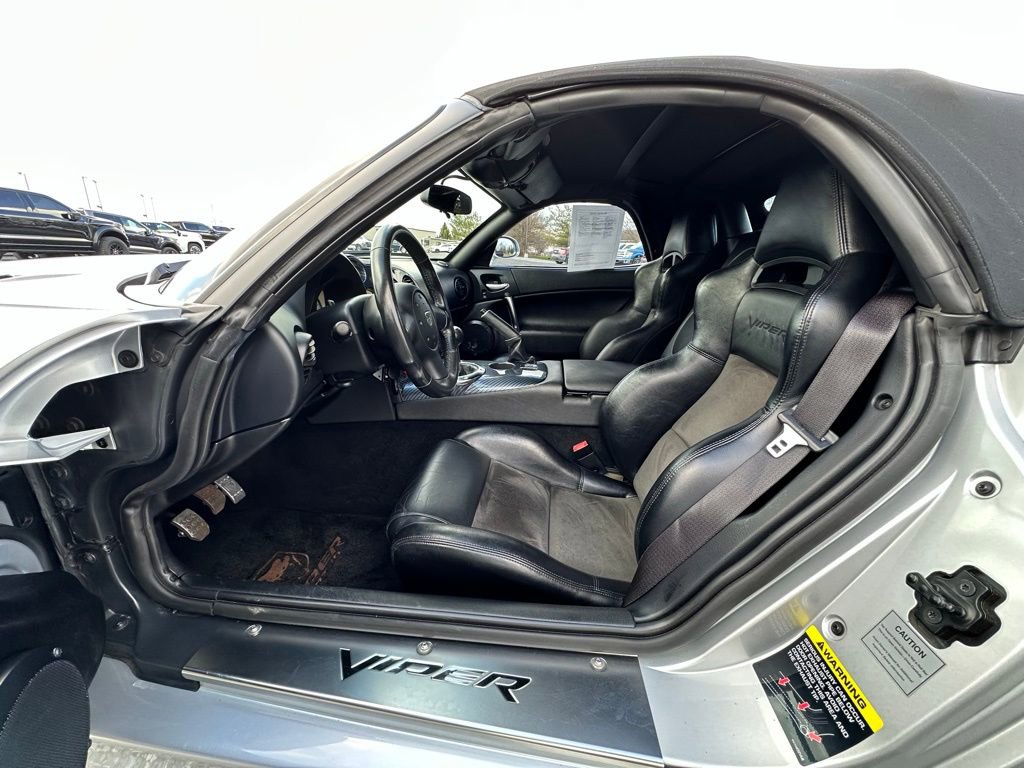 Used 2005 Dodge Viper SRT-10 image 2