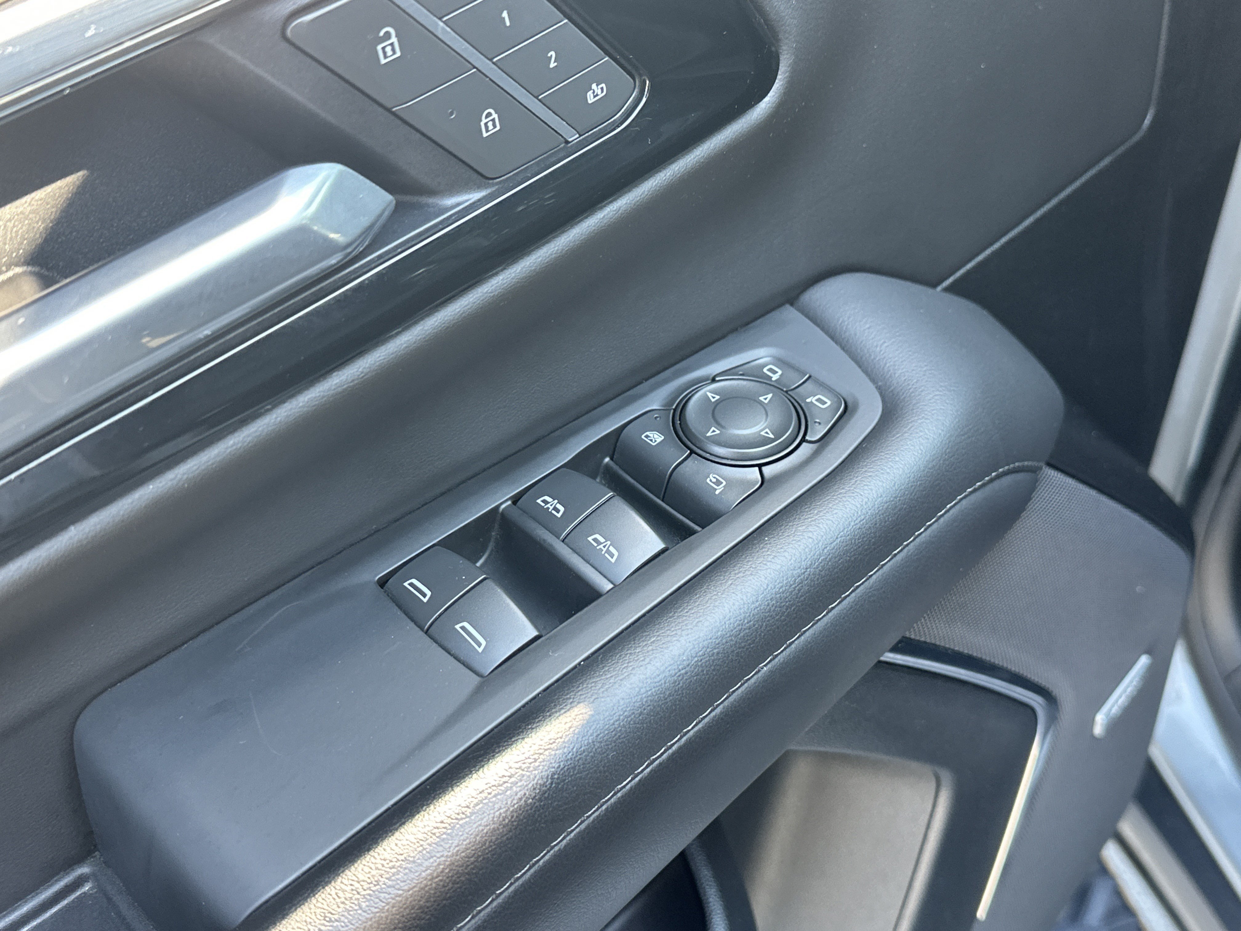 Used 2025 Chevrolet Tahoe Z71 w/ Comfort Package AWD/4WD image 15