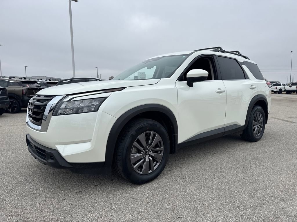 Used 2024 Nissan Pathfinder SV image 1