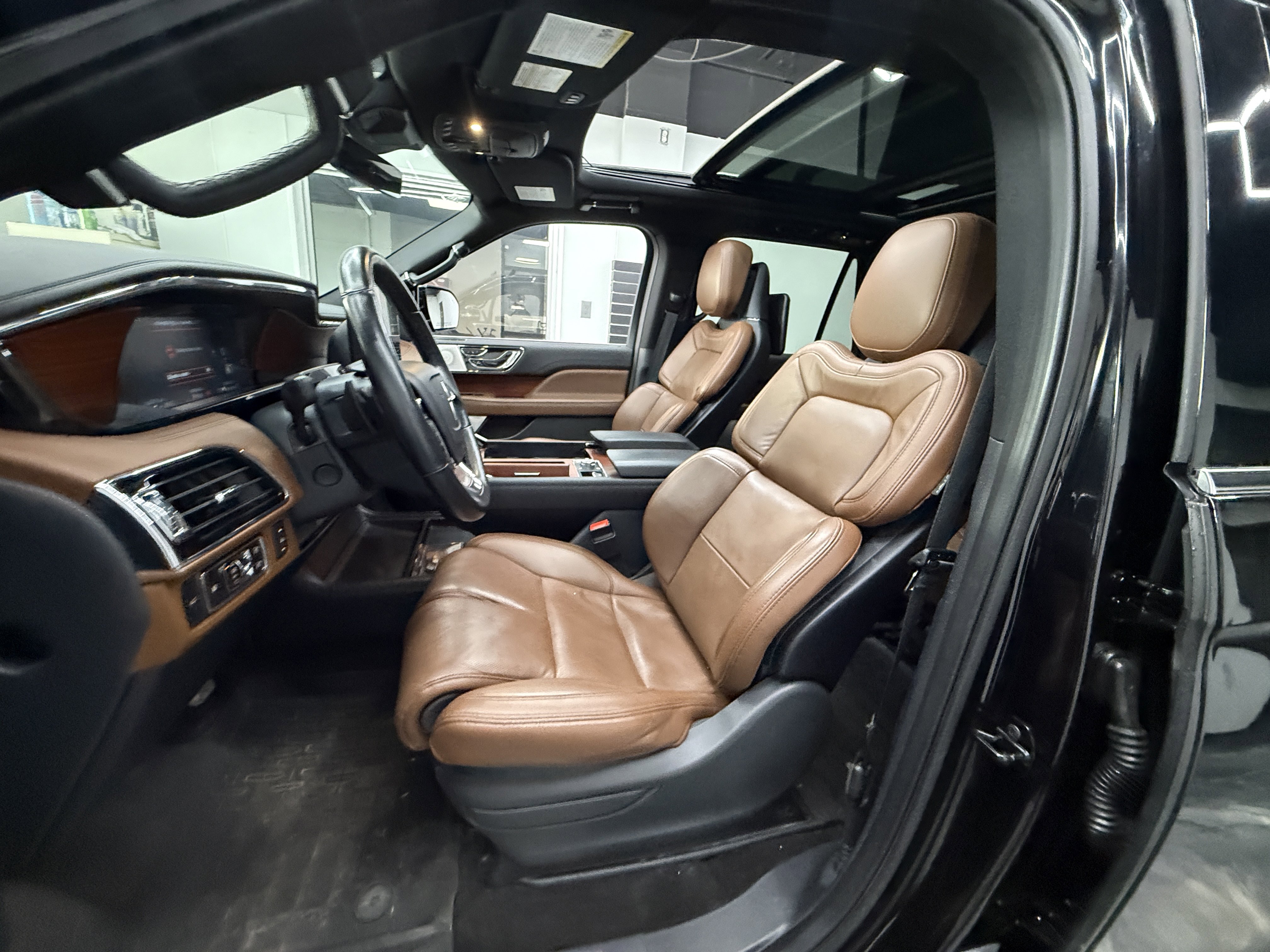 Used 2023 Lincoln Navigator L Reserve w/ Equipment Group 201A AWD/4WD image 11