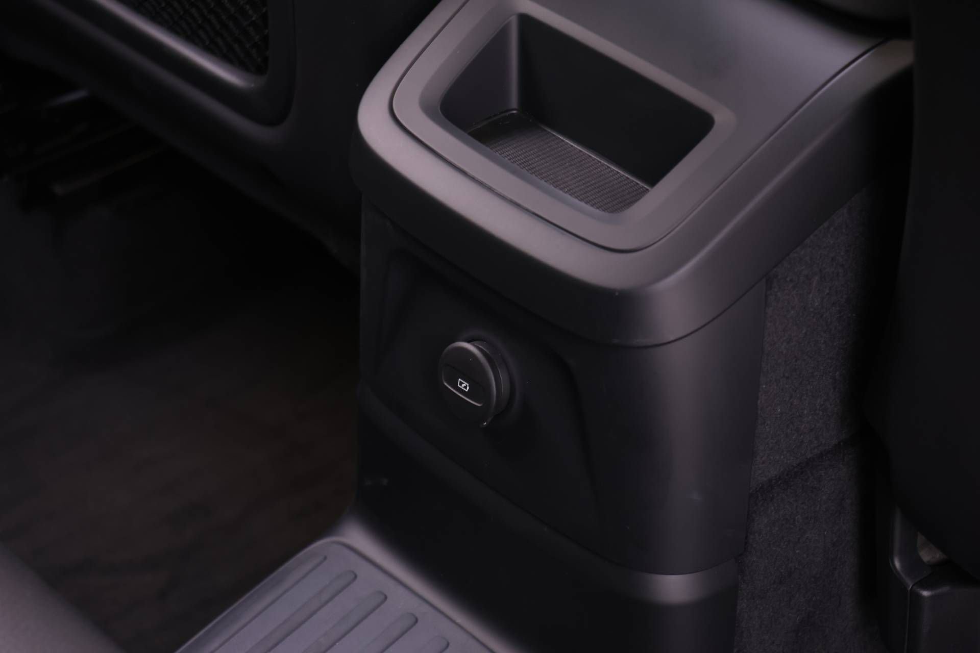 Certified 2025 Volvo XC60 T8 Plus image 13