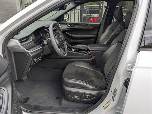 Used 2023 Jeep Grand Cherokee L Laredo AWD/4WD image 9
