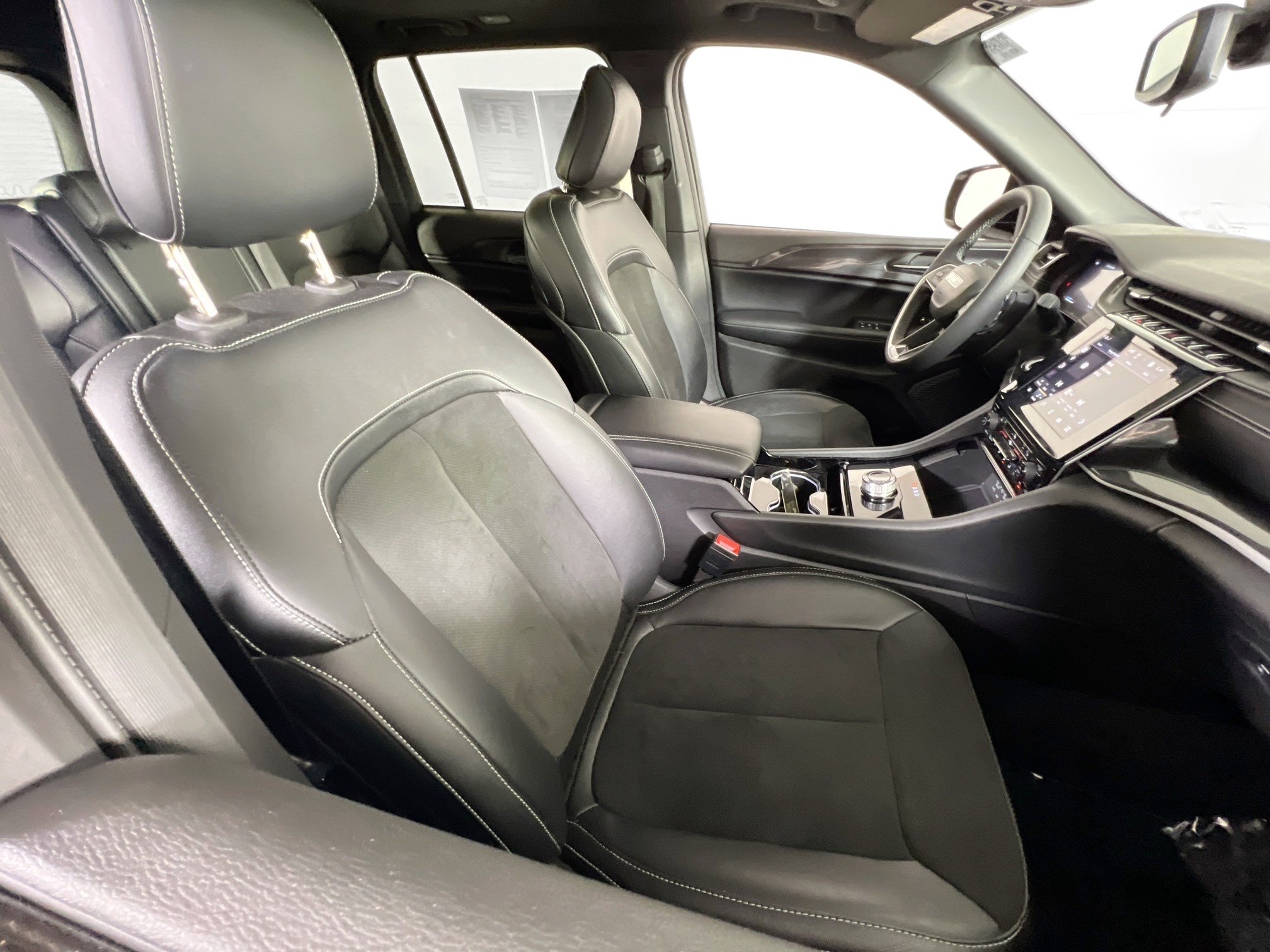 Used 2023 Jeep Grand Cherokee Altitude image 27