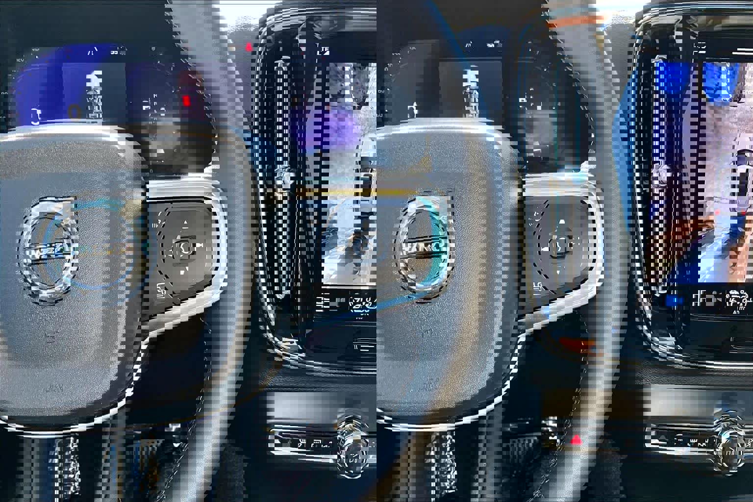 Certified 2024 Volvo XC40 B5 Plus w/ Protection Package Premier image 23