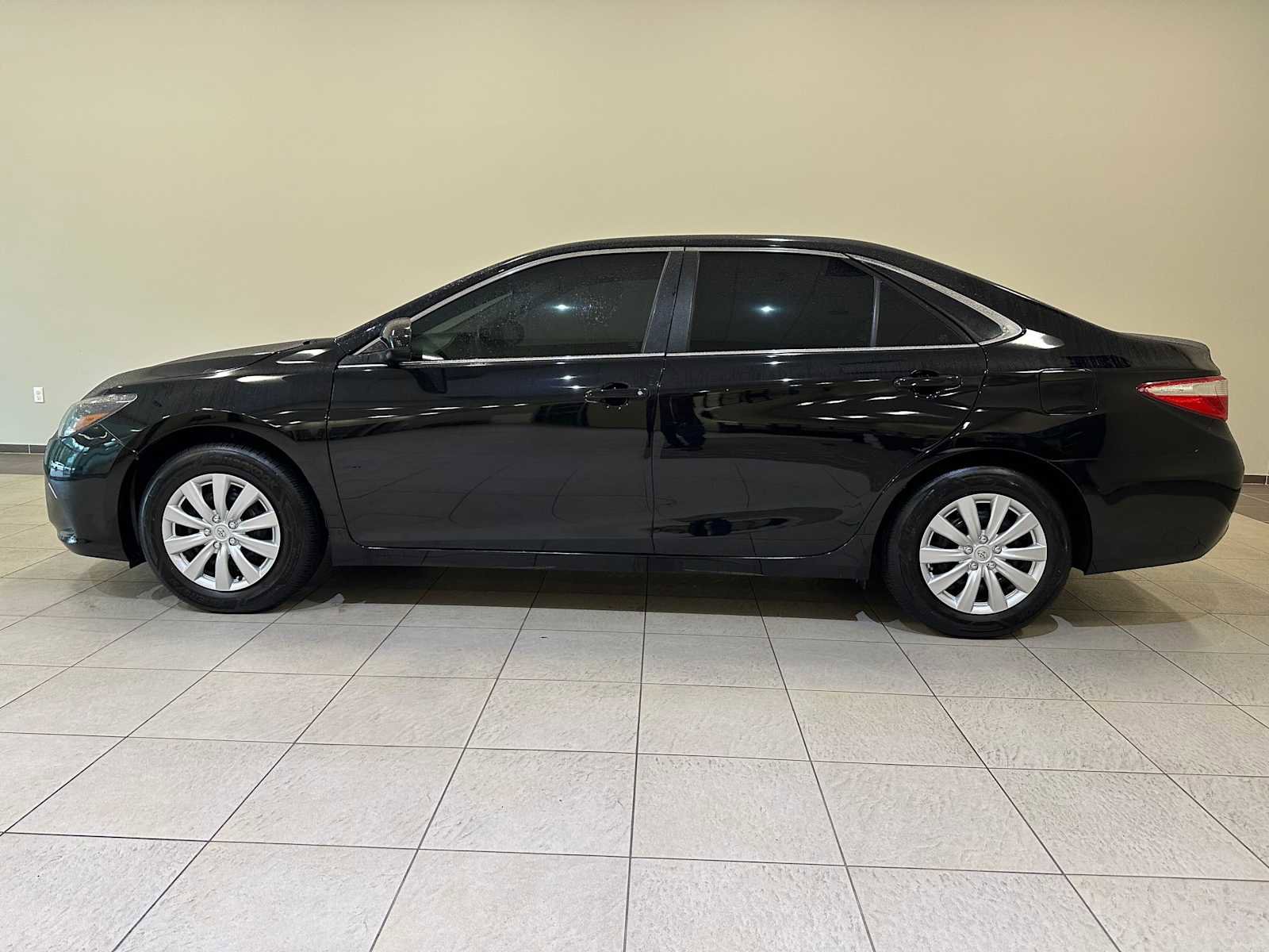 Used 2015 Toyota Camry LE image 3
