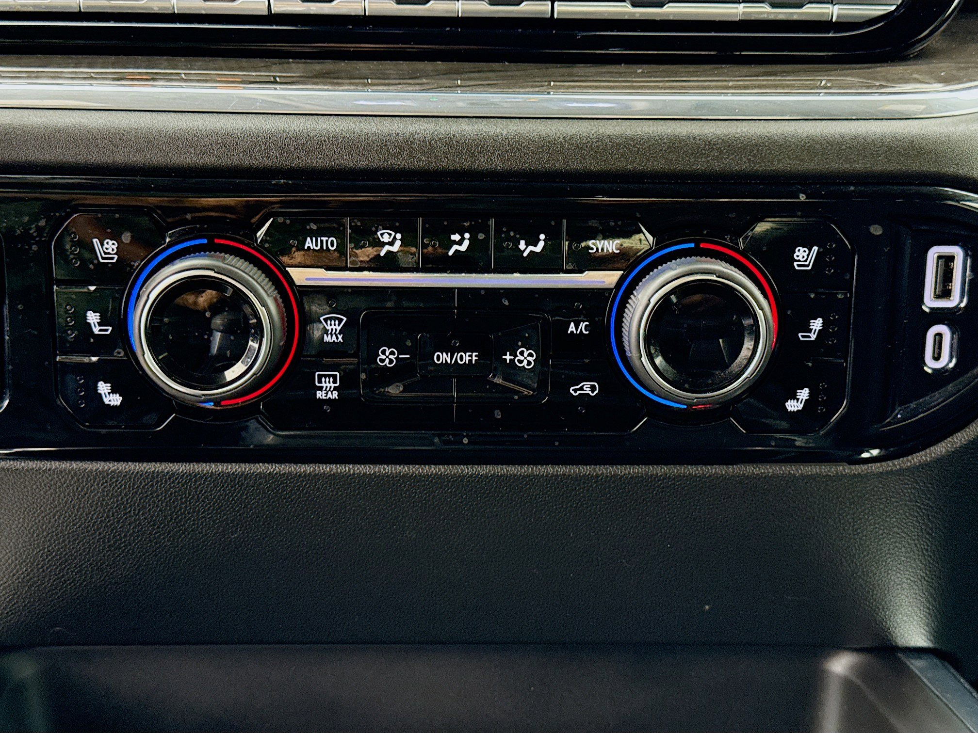 Used 2024 Chevrolet Silverado 2500 LTZ w/ LTZ Premium Package image 16