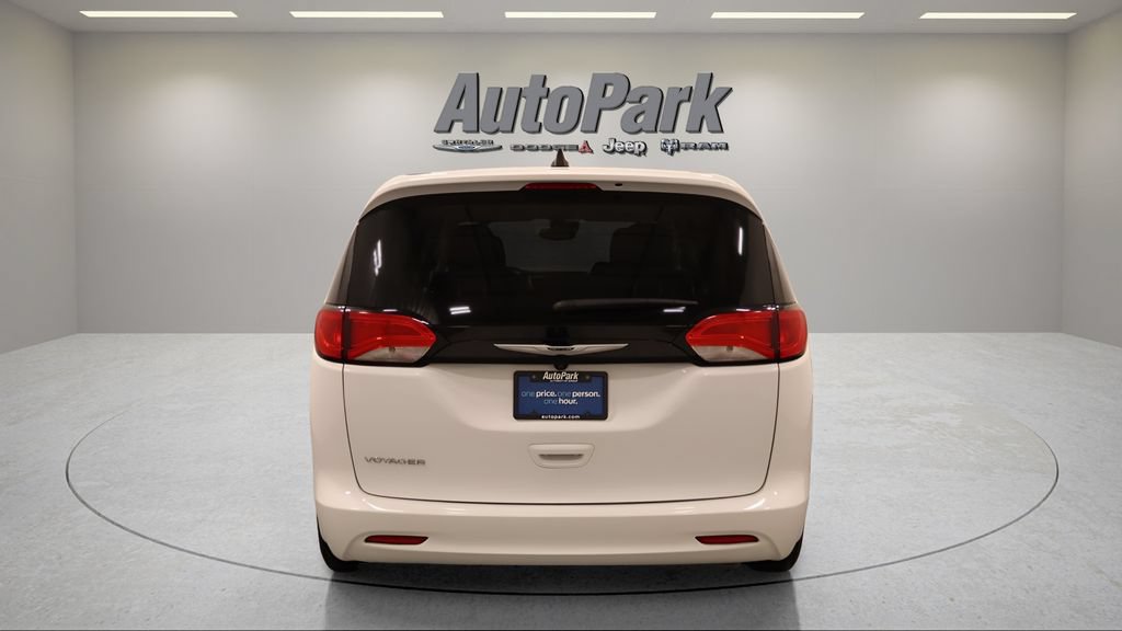 Certified 2023 Chrysler Voyager LX FWD image 9