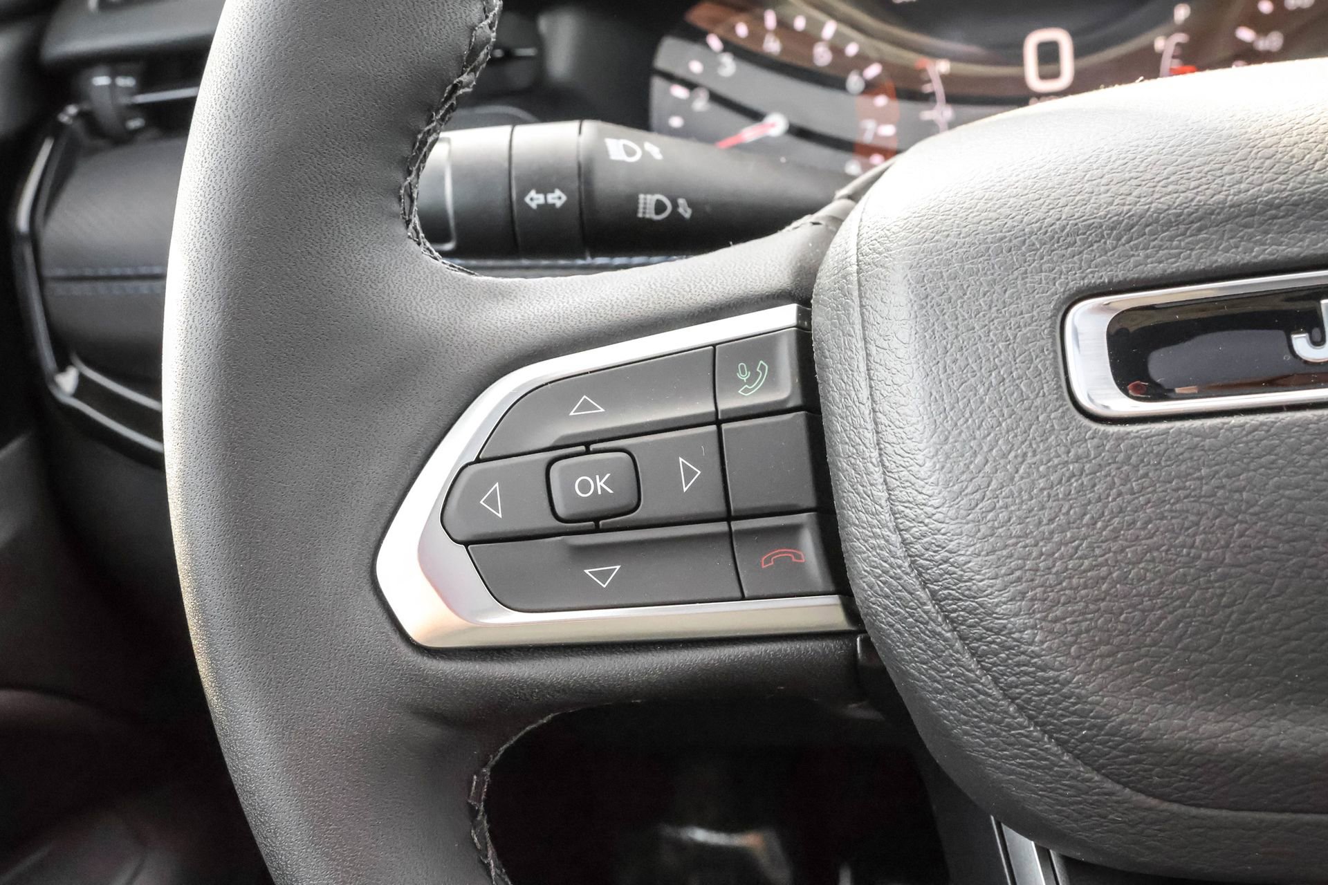 New 2025 Jeep Compass Latitude w/ Sun & Sound Group image 25