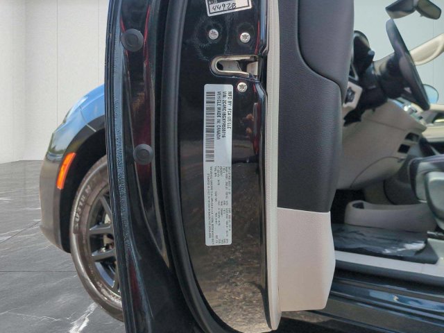 Used 2023 Chrysler Pacifica Touring-L FWD image 32