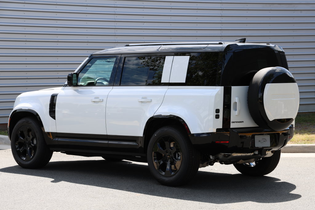 New 2026 Land Rover Defender 110 X-Dynamic SE AWD/4WD image 4