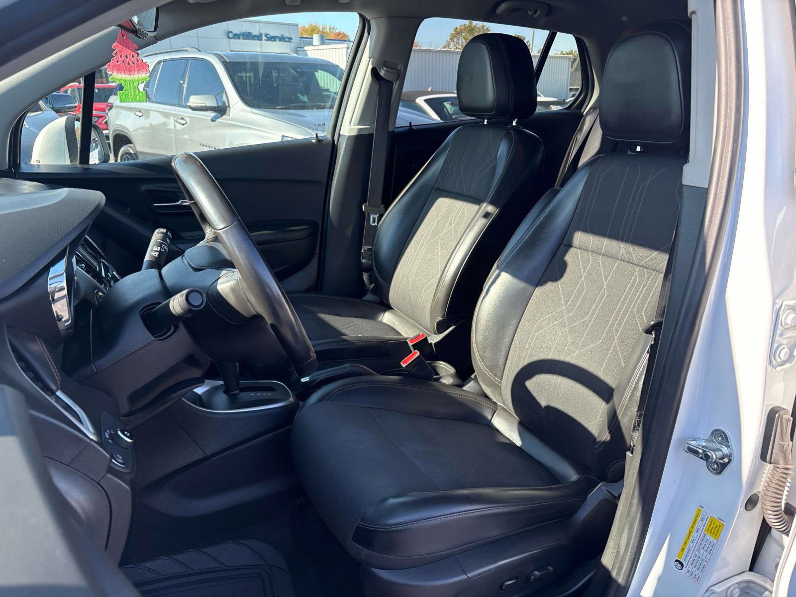 Used 2022 Chevrolet Trax LT w/ LT Convenience Package image 11