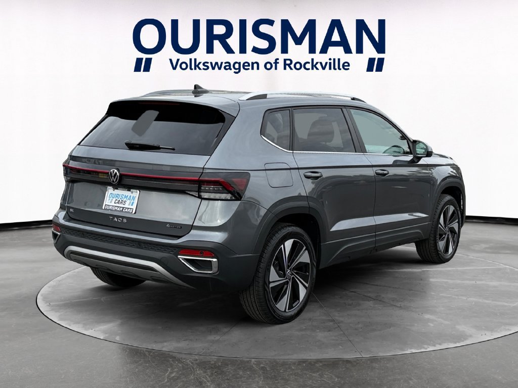 Used 2025 Volkswagen Taos SE w/ Panoramic Sunroof Package AWD/4WD image 6