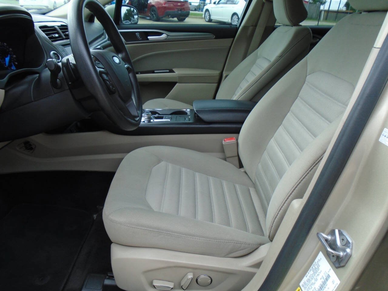 Used 2017 Ford Fusion SE FWD image 9