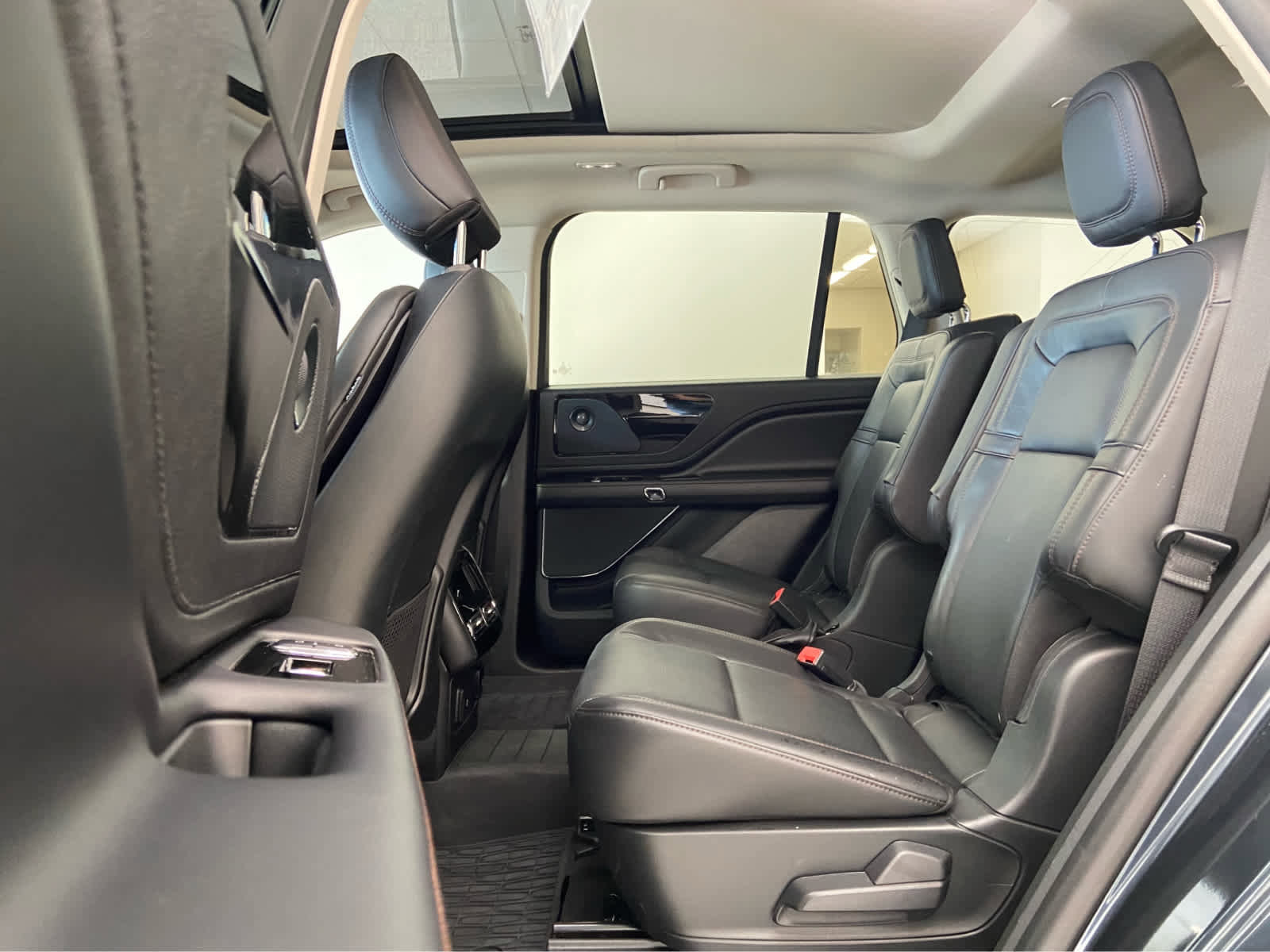 Used 2023 Lincoln Aviator Reserve w/ Class IV Trailer Tow Package image 15