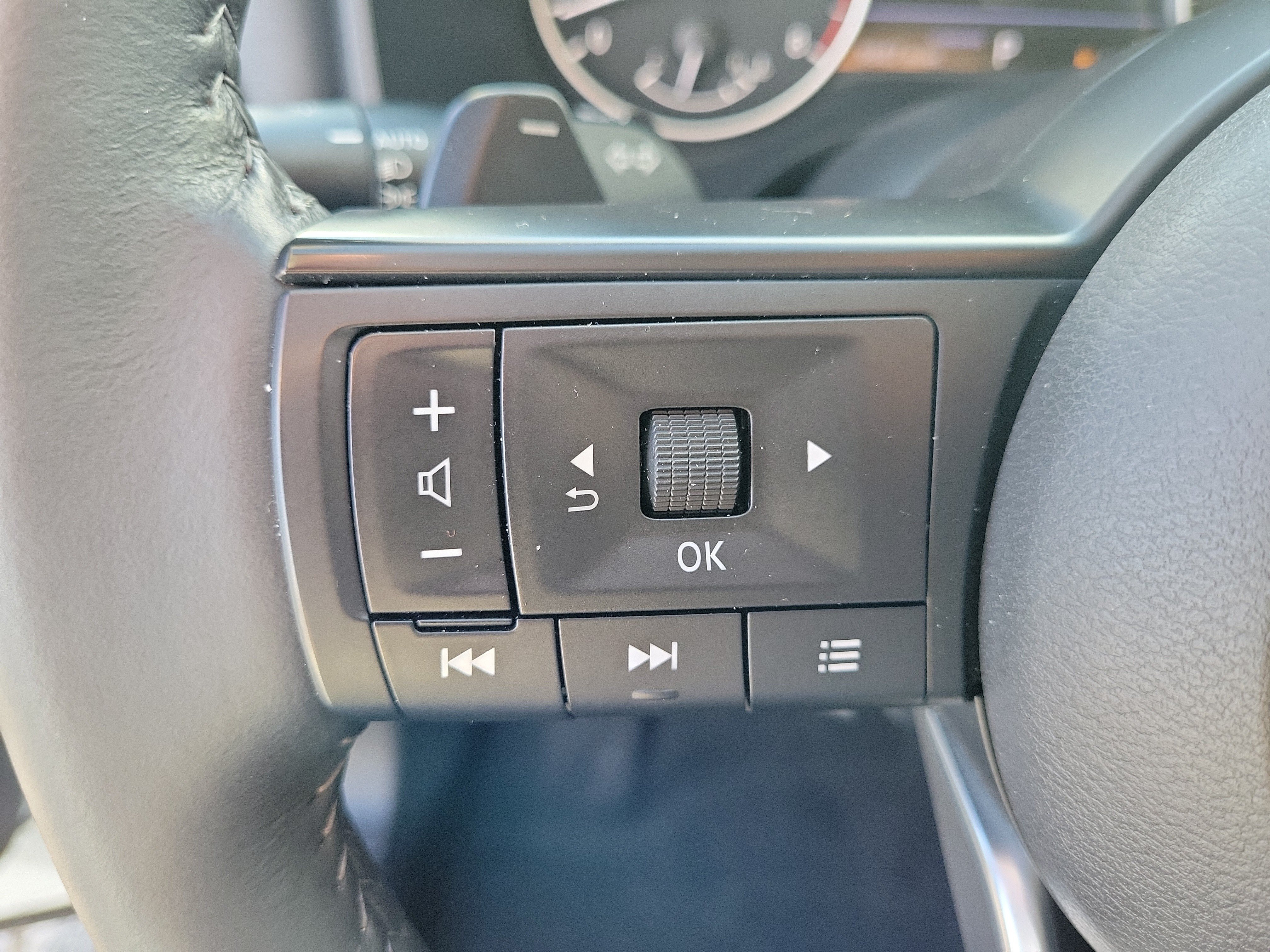 Certified 2024 Nissan Rogue SV w/ SV Premium Package FWD image 18